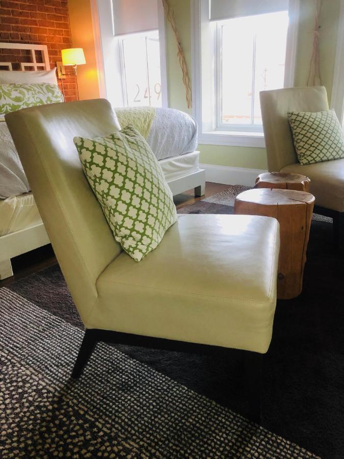 Suites At 249 Кълпепър Екстериор снимка