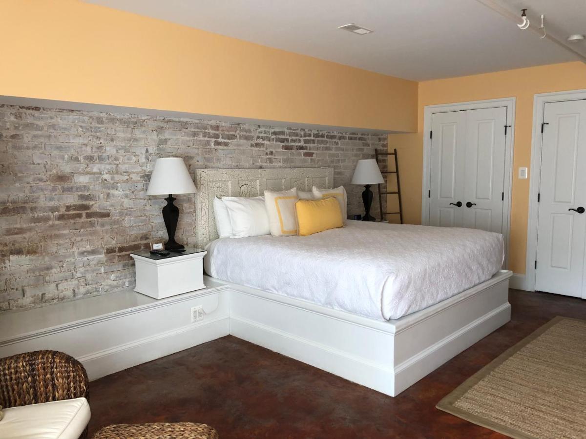 Suites At 249 Кълпепър Екстериор снимка