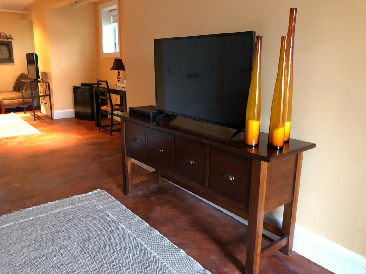 Suites At 249 Кълпепър Екстериор снимка