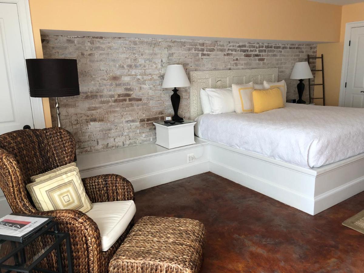 Suites At 249 Кълпепър Екстериор снимка