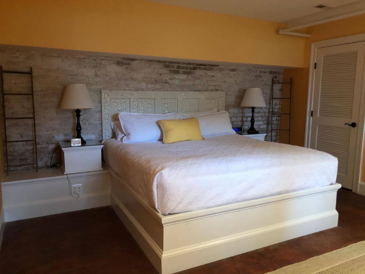 Suites At 249 Кълпепър Екстериор снимка