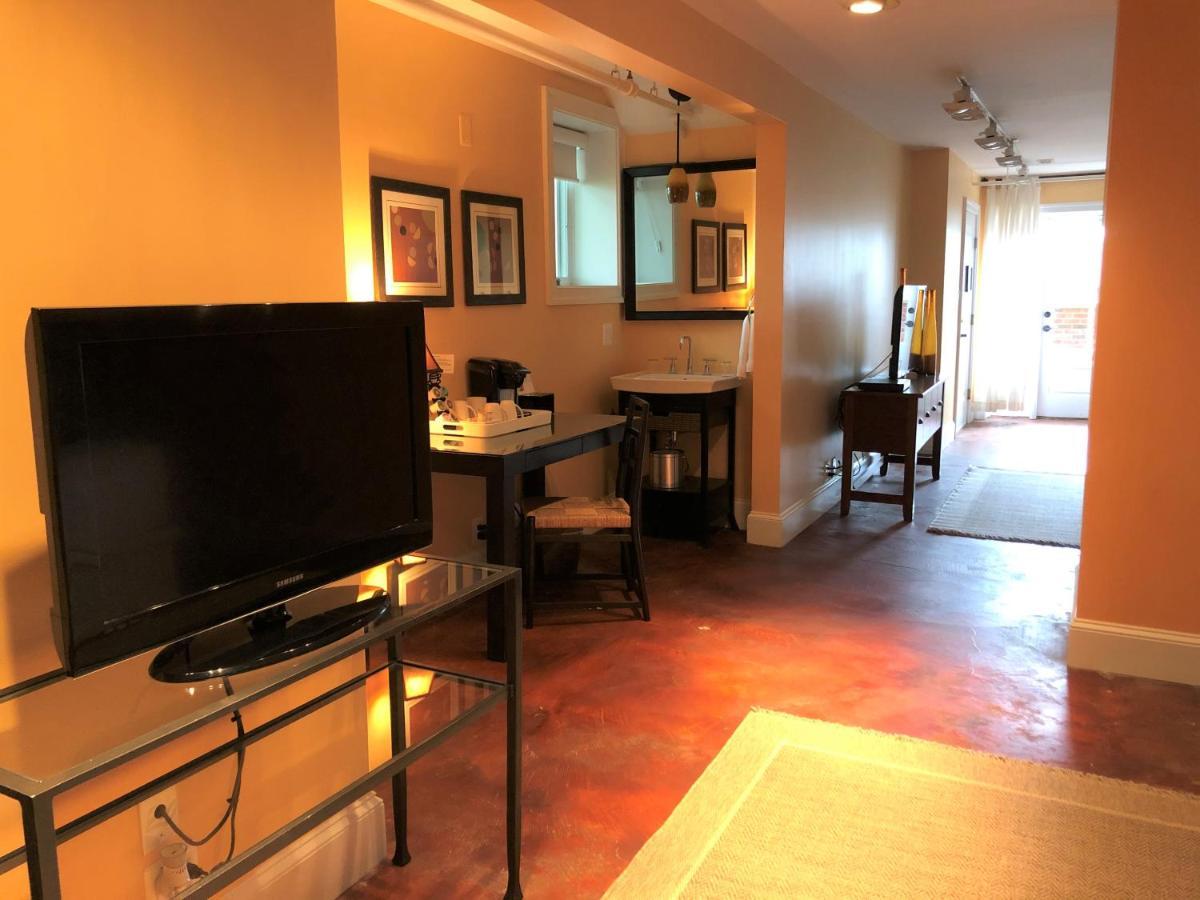 Suites At 249 Кълпепър Екстериор снимка
